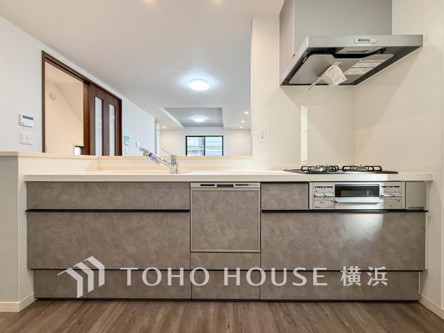 開放的な対面キッチンは、リビングで寛ぐご家族と会話をしながらお料理が出来ます。