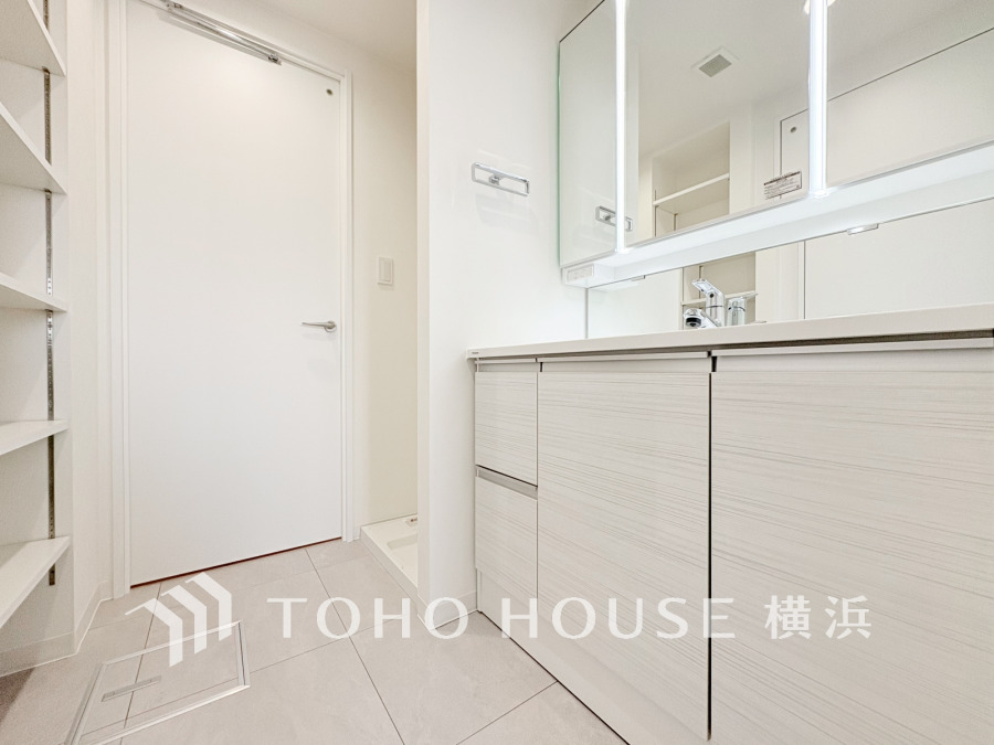 落ち着いた空間を演出するカラーと、ゆったり落ち着いてお使い頂ける広さが魅力のパウダールーム。居室からも独立しており、プライベート空間を保ちます。