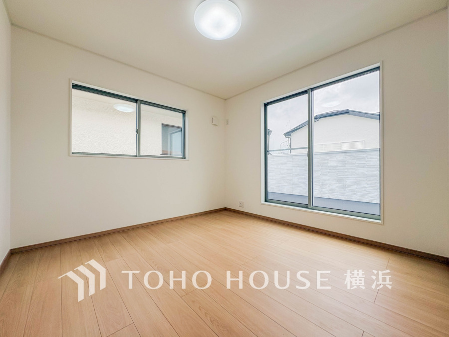 穏やかな風と陽光を導き、プライバシーに配慮された設計プランを採用し、居住性を一段と心地よいものにしています。明るく開放的な空間を演出しております。