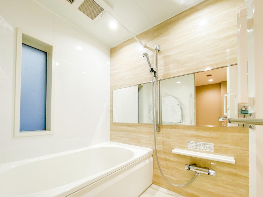 快適な使い心地とゆとりある空間が1日の疲れを解きほぐすバスルーム。空間も浴槽もゆったりのびのび使えるゆとり設計。広く感じるゆとり設計で快適なリラックスタイムを過ごせます。

