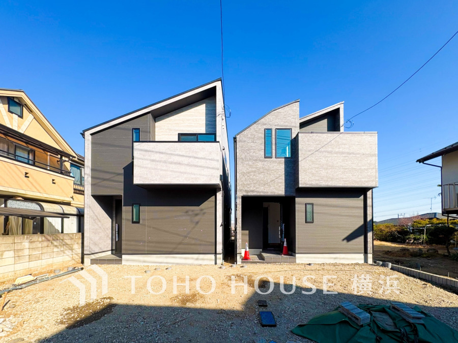 スタイリッシュなデザインが魅力の全2棟の新築戸建て住宅。2号棟（写真右）