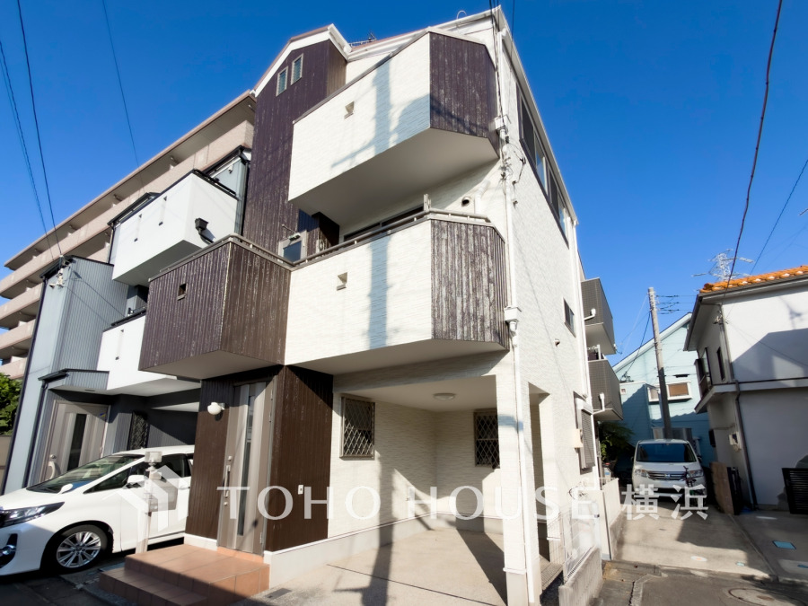 穏やかな風と陽光を導き、プライバシーに配慮された設計プランを採用し、居住性を一段と心地よいものにしています。周辺環境とのコラボレーションにより明るく開放的な空間を演出。