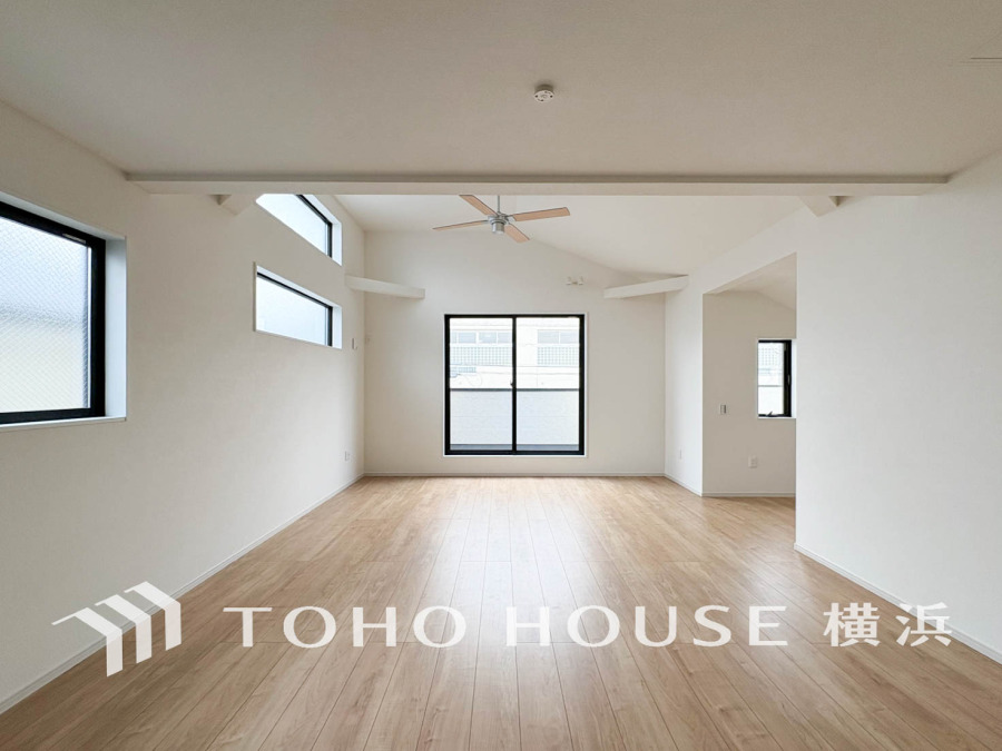 柔らかな光が広がり、デザインされた美しい内装が織り成す家族の集う場所。楽しい会話やさまざまな時が織りなすご家族の時間が丁寧に紡がれていく大切な空間。