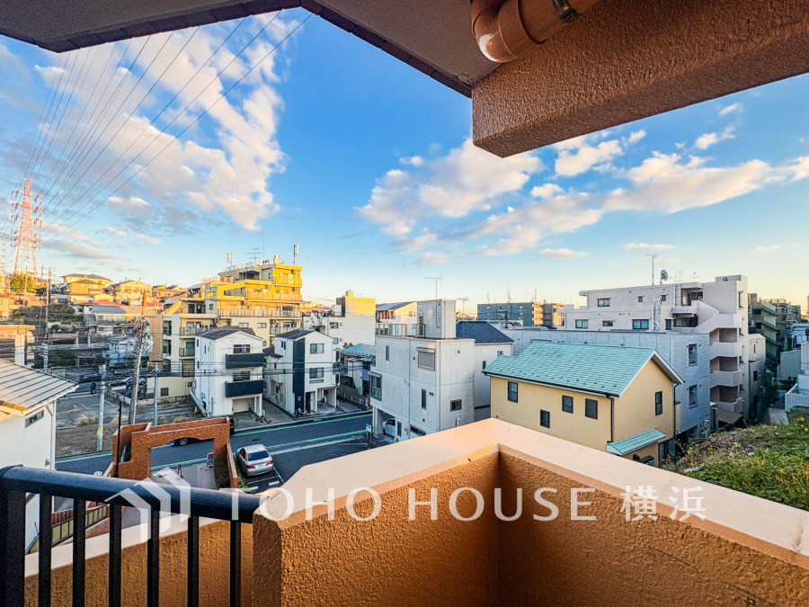 陽光が降り注ぐバルコニーから、開放感あふれる街並みと広い空を一望できます。