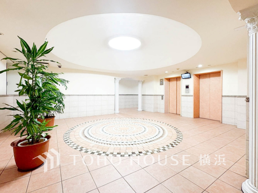 エントランスは毎日の行き帰りで使う大事な空間です。明るい基調で華やかなデザインなので、毎日も気持ちよく、またご友人なども素敵に迎え入れられます。