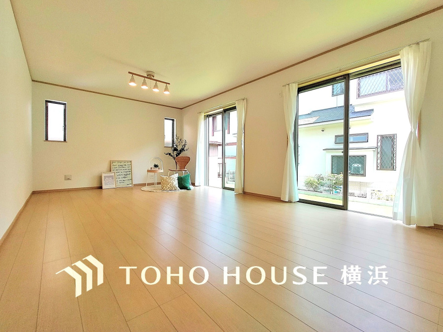 和やかで洗練された空間の演出。寛ぎとコミュニケーションを育む居心地のよい場所。やわらかな陽射しが降り注ぎ、室内に開放感と爽快感をもたらします。