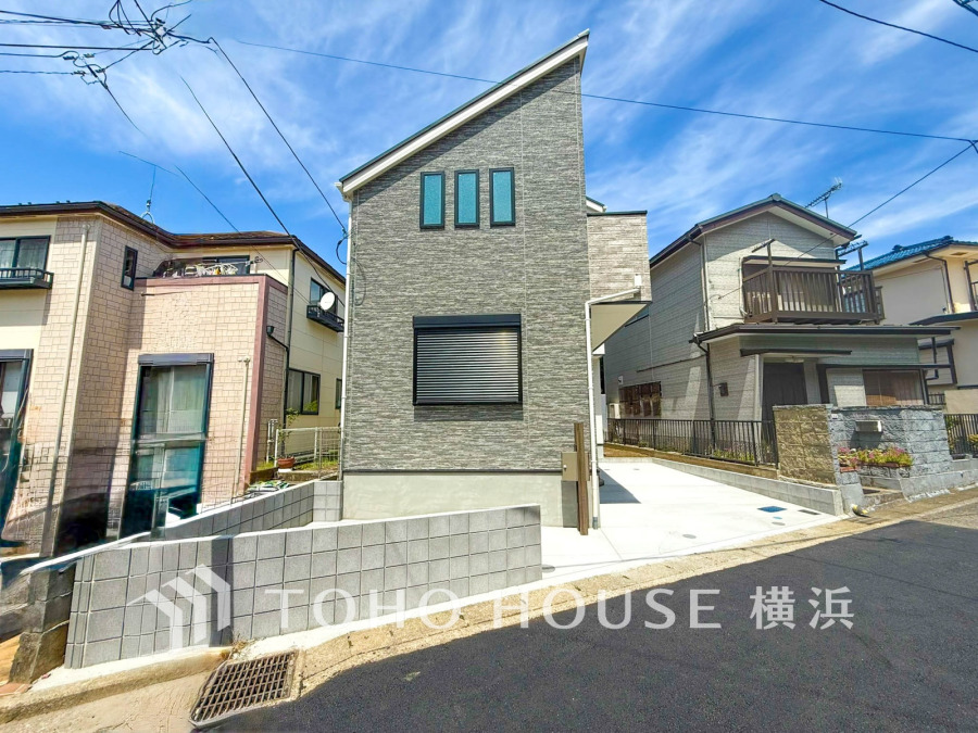 住む人を映し出す洗練された佇まいは、いつまでも輝き続けながらいつしか街の風景に溶け込んでいきます。