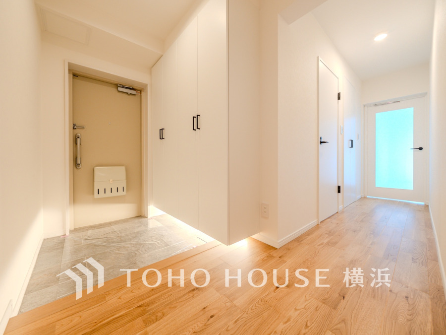 上質感漂う玄関と廊下。居住者の帰り、訪れる方を優しく迎える・安らぎに満ちた生活空間を予感させる。健やかな暮らしを楽しめることでしょう。