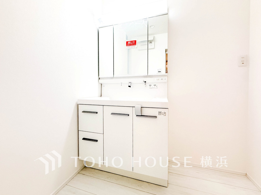 十分な大きさの洗面台は収納もさる事ながら、身だしなみチェックや歯磨きなど、朝の慌ただしい時間でもホテルライクなスペースで余裕とゆとりを感じて頂けます。