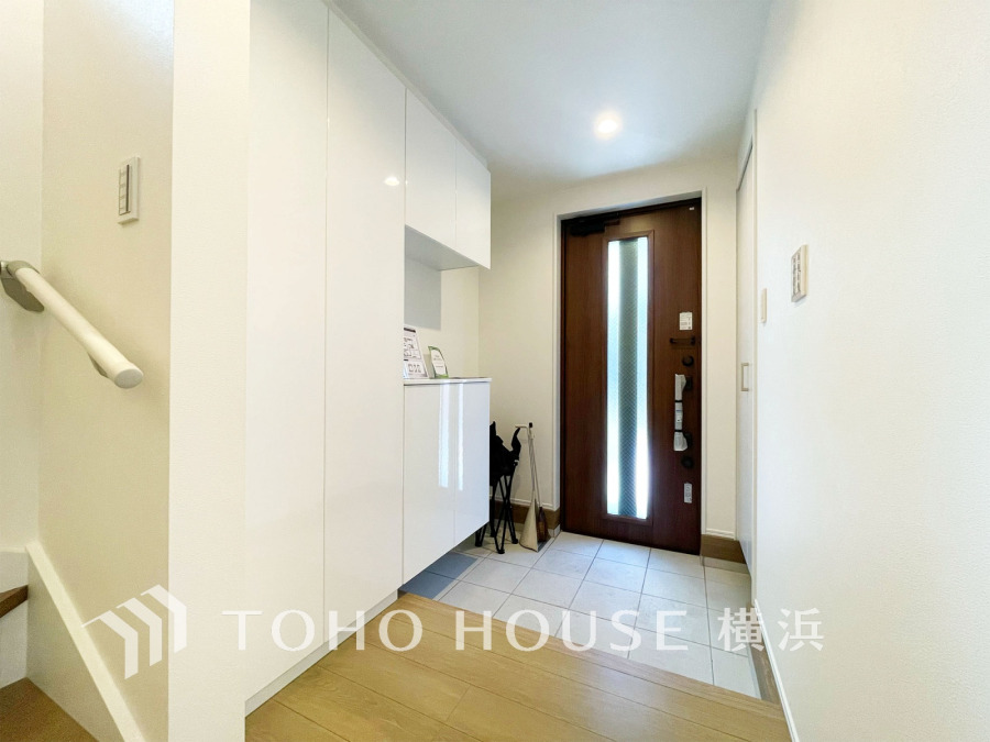 お客様をお迎えする玄関は落ち着いた雰囲気。帰り着くたびに洗練されたテイストの空間に迎えられ誇りと喜びを感じる玄関まわりです。 