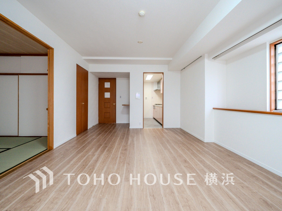 家族と過ごすひと時を溢れる光が優しく包み込むリビングダイニング。家族とともに、心穏やかに過ごすひととき。家族との時間、自分の時間を大切にできる空間がここにあります。