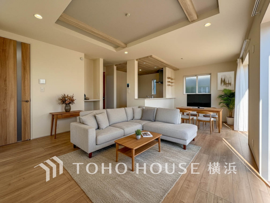 広々としたリビングダイニングは、シックでモダンな内装。落ち着いた雰囲気に包まれて、伸びやかな空間の中で、ゆったりと家族団らんのひととき。（家具・家電・装飾品はAI画像です）