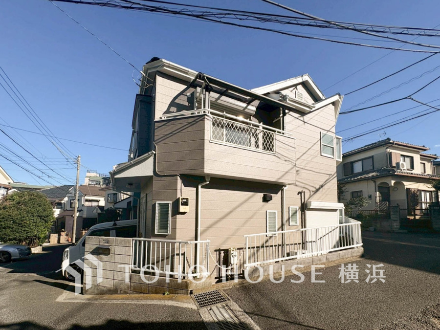 ふりそそぐ陽射しと開放的な空間形成。青空を背景に更なる美しさを醸す佇まい。暖かな陽光と爽やかな風がハーモニーを奏でる上質な空間を愉しむ暮らしがここにある。