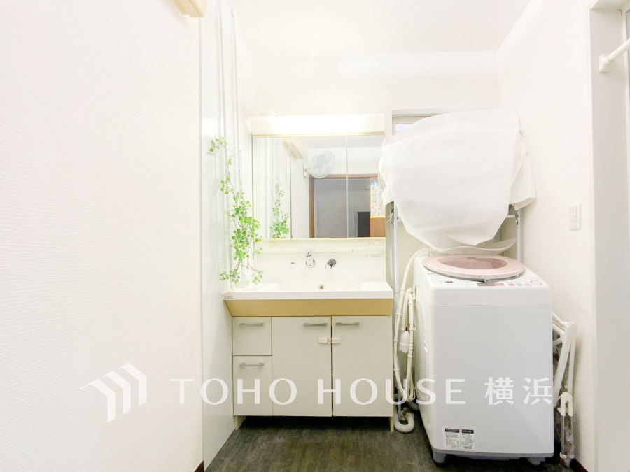 ご家族の1日が始まり、1日の終わりを締めくくる洗面空間。洗濯機を配置しても十分なスペースを確保した設計となっております。