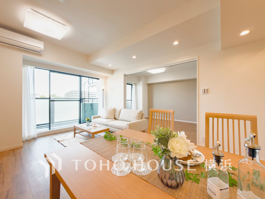 明るく開放的な空間が広がるLDK。室内には豊かな陽光が注ぎ込み、爽やかな住空間を演出。
