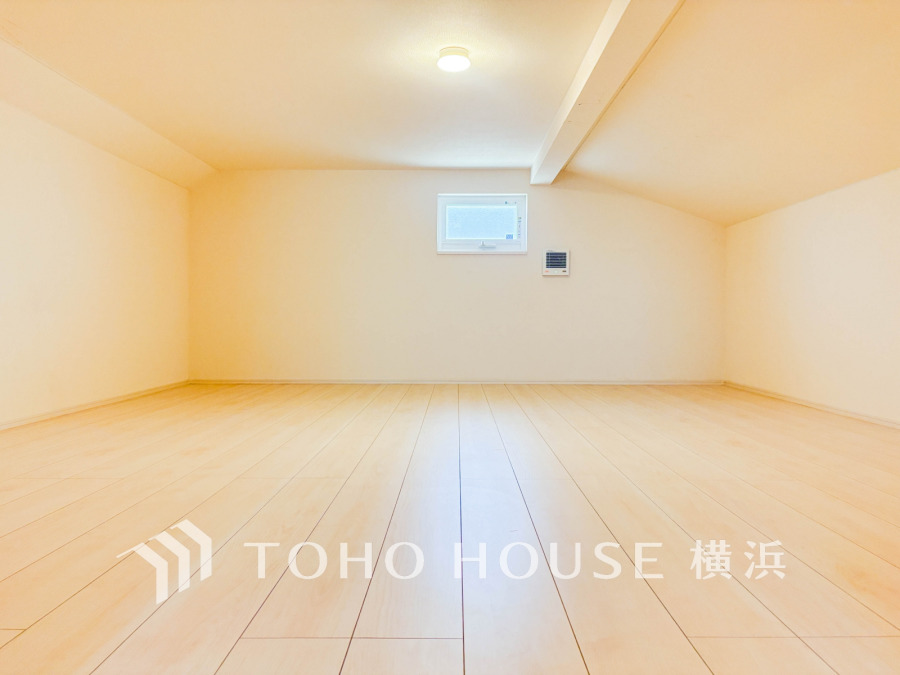 階段を上がると大きなロフト収納スペースが。シーズンで使わなくなった物を置ける貴重なスペース。屋根裏の有効スペースの開けた空間ができています。