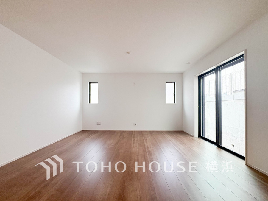 光と風が溢れる開放的なリビングダイニングには自然と家族みんなが集まってきます。明るく穏やかな空気の中で飲んだり、食べたり、笑ったり。