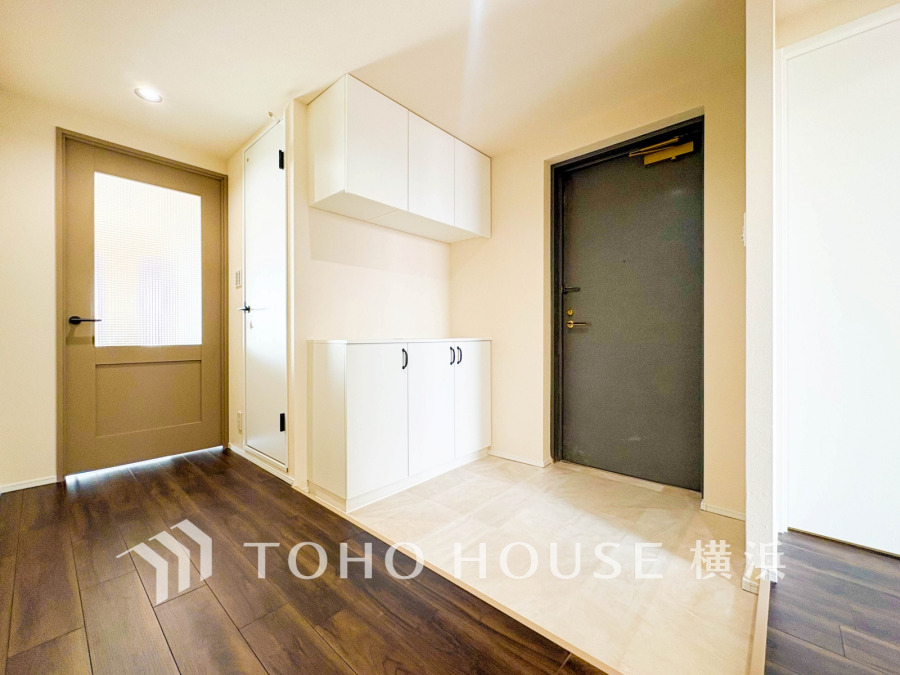 明るくゆとりある玄関スペース。上下に設置された収納で、靴や小物をすっきり整理できます。