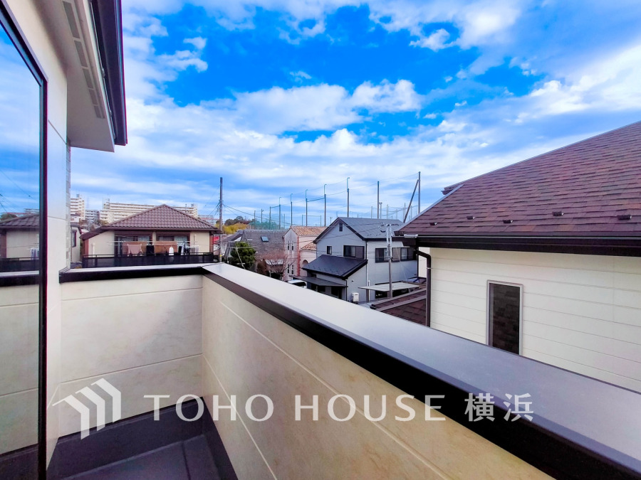 たっぷりの陽光が差し込むバルコニー。健やかな暮らしを守る太陽の恵みを存分に享受できます。爽やかな風と暖かな陽射しが紡ぐハーモニーが日々の暮らしのBGMになることでしょう。