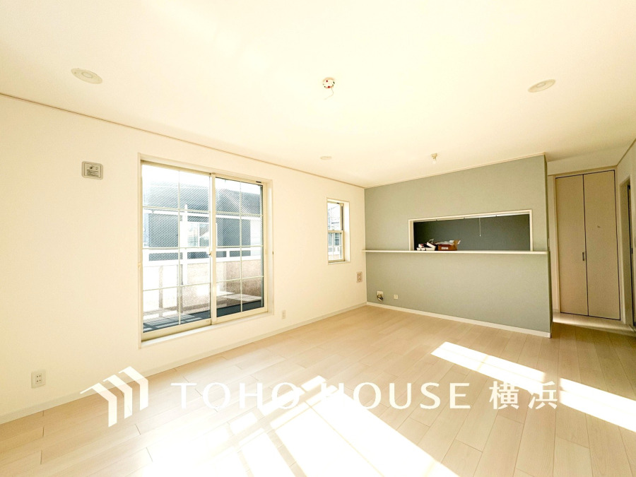 明るく開放的な空間が広がるLDK。室内には豊かな陽光が注ぎ込み、爽やかな住空間を演出。ホームパーティーでもゲストと一緒に料理を楽しみながら楽しい時間を過ごせそう。