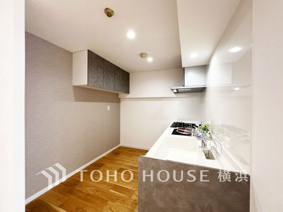 作業に集中しやすい独立型のキッチン。新規交換されたシステムキッチンの清潔感あふれる空間です。
