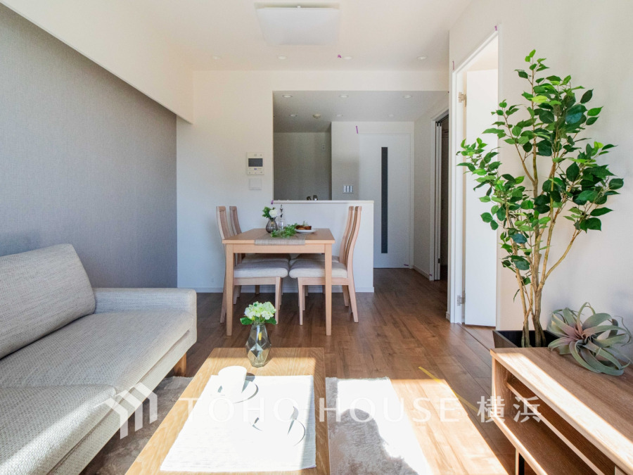 家族と過ごすひと時を溢れる光が優しく包み込むリビングダイニング。家族とともに、心穏やかに過ごすひととき。家族との時間、自分の時間を大切にできる空間がここにあります。