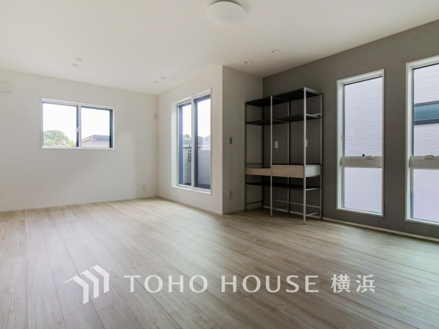 開放的な広さと多面採光がもたらす、光溢れ豊かな居住空間はこの住まいのクオリティを感じさせてくれます。豊かな時間が流れるこの場所に暮す喜び。