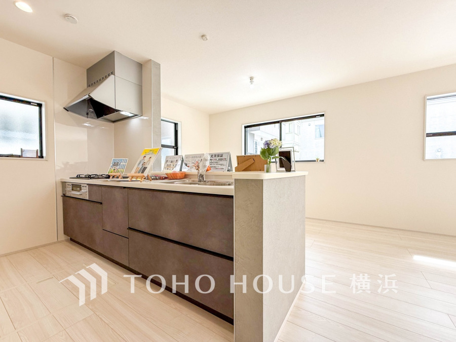 開放感あふれる対面キッチンは、家族との会話を楽しみながら料理ができる快適な空間です。