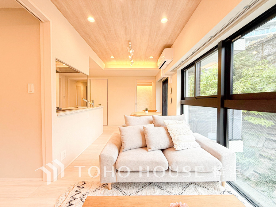 広く取られた窓からたっぷりと光が入る明るい空間。