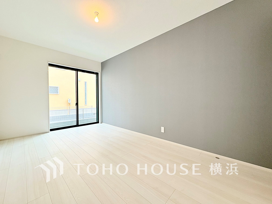 大きな窓からたっぷりと陽光が注がれる明るい空間。家族の成長に対応できる永住仕様の間取り。時を忘れて過ごす場所として過ごせるお部屋。