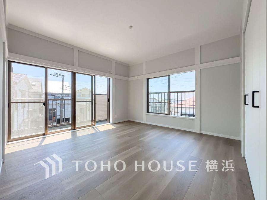 明るい2面採光の洋室は8帖のゆとりある空間。収納も充実しています。