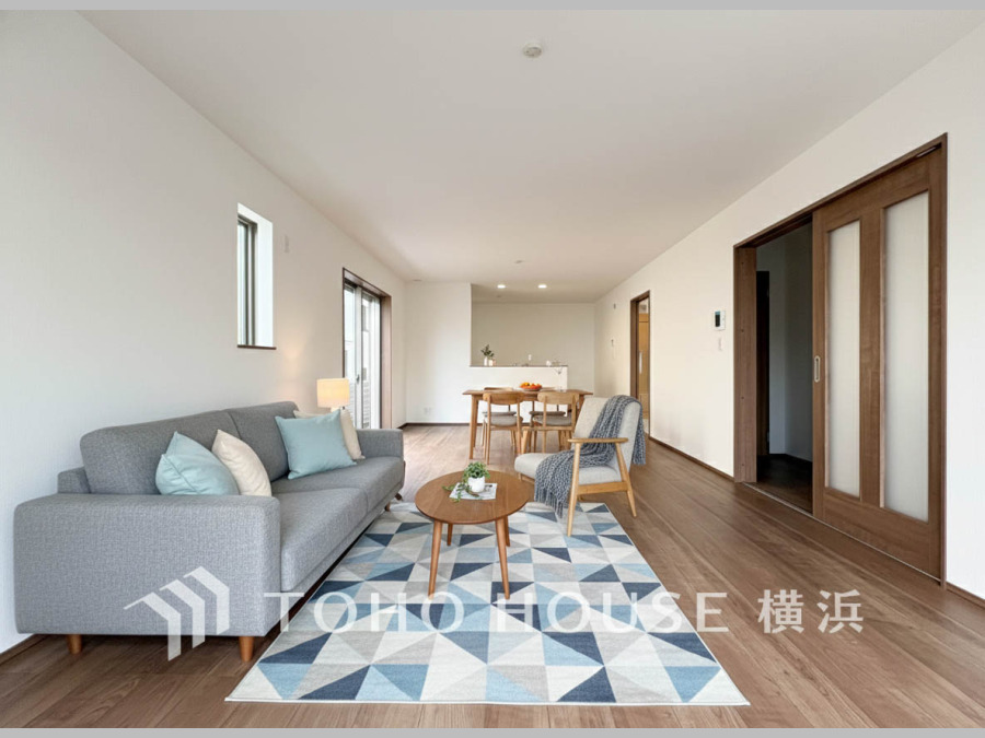 爽やかな青空の下に贅沢なほどに降り注ぐ陽光、豊かな居住性と、クオリティが見事に調和した住空間は、住まうことの喜びを感じさせてくれます。