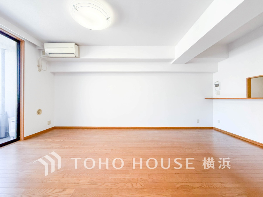 明るく開放的な空間が広がるLDK。室内には豊かな陽光が注ぎ込み、爽やかな住空間を演出。
