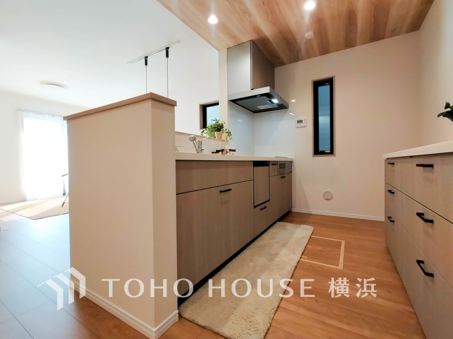 デザイン性だけでなく、機能性も高いシステムキッチンには食洗機を設置し、家事負担を軽減。背面には室内の雰囲気に合わせた大容量のカップボードを造作。