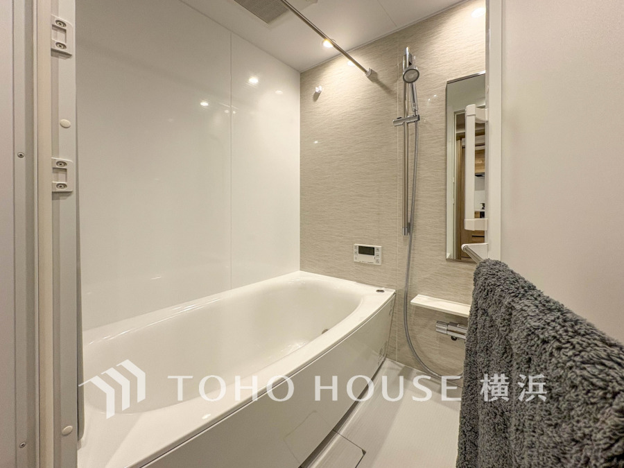 心地よいリラックスを叶える清潔感溢れる美しい空間。快適で機能的なバスルームです。
