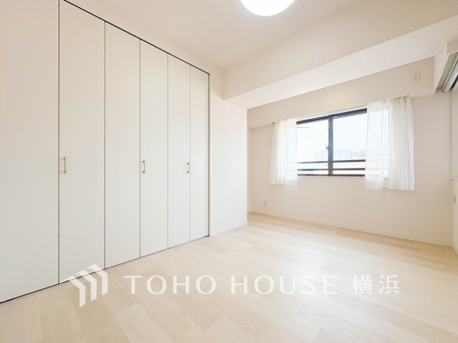 たっぷりの収納を備えた洋室。プライベートな自分時間を快適に過ごせるお部屋です。
