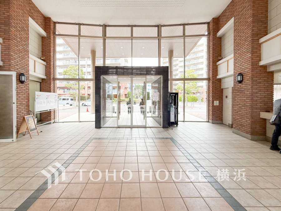 広々としたエントランススペース。柔らかな光溢れる開放的な空間です。
