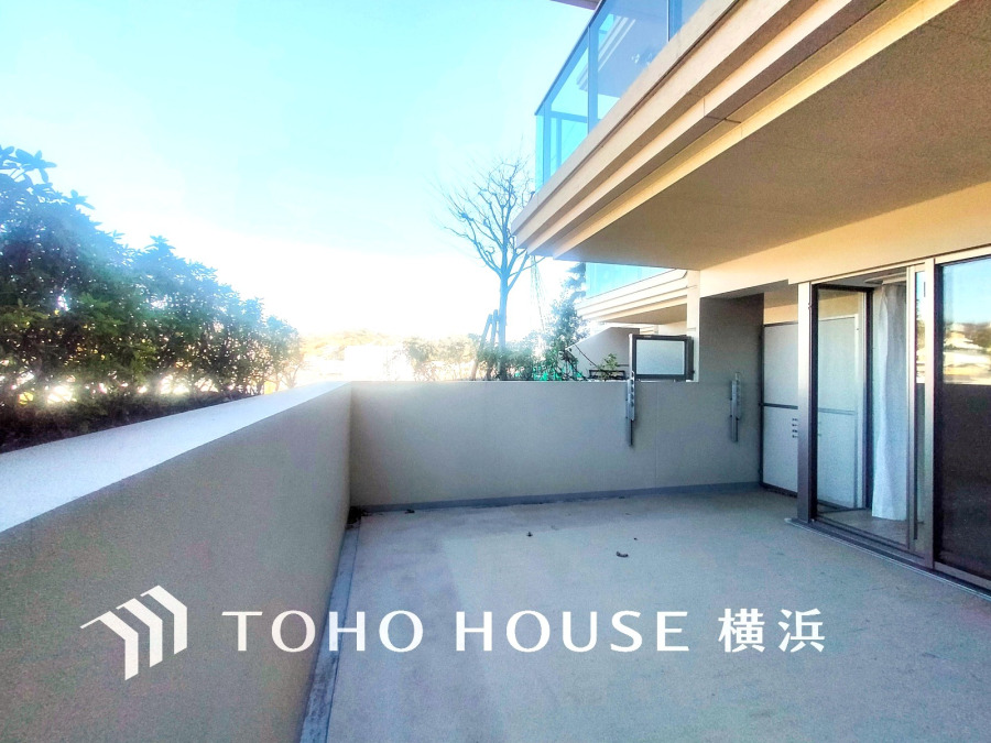 暮らしの中で光と風を演出してくれる広いバルコニー。見事なまでの開放的な空間を演出しながら、プライベート性も確保された空間は我が家の自慢。アウトドアリビングとしても楽しめそう。