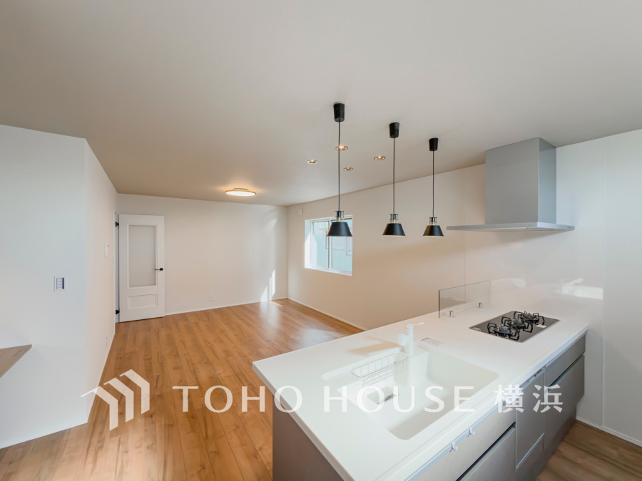 家族みんなが爽やかに健やかに過ごせるように、溢れる光をたっぷり取り込んだリビングダイニング。集いの場、憩いの場としての快適性を求めたやすらぎの空間です。