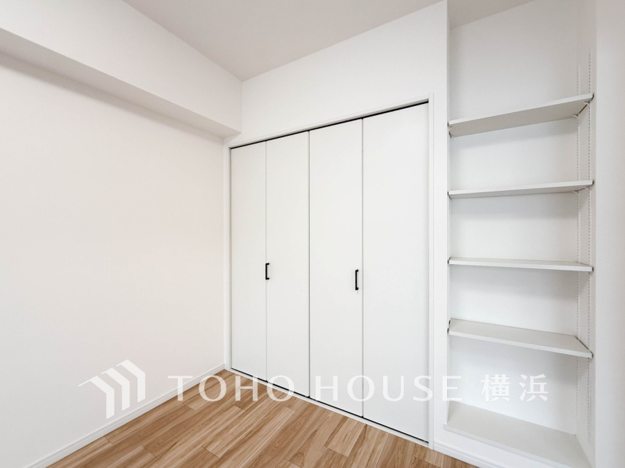 シンプルで明るい室内に大容量のクローゼットと可動式の収納棚を備えた使い勝手の良い空間です。