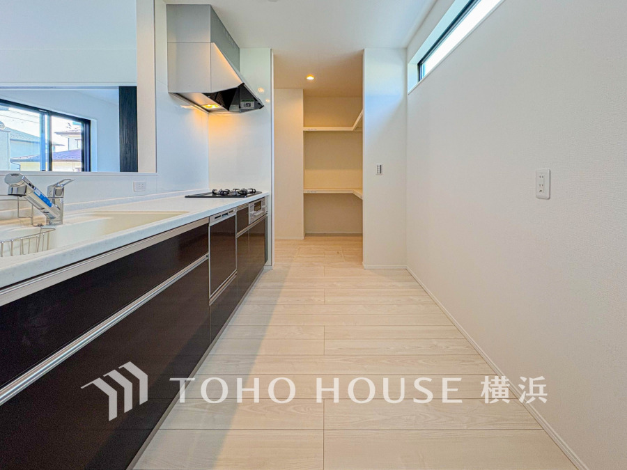 明るく開放的なキッチンは、収納力豊富なパントリー付きで使い勝手も抜群です。家事がはかどる設計です。