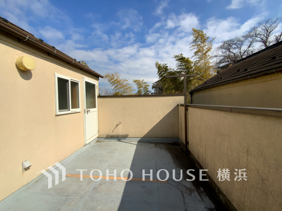 テーブルを置いてもゆとりのある幅の広いバルコニー。穏やかな景色を楽しみながらティータイムを楽しむのも至福のひと時ですね。