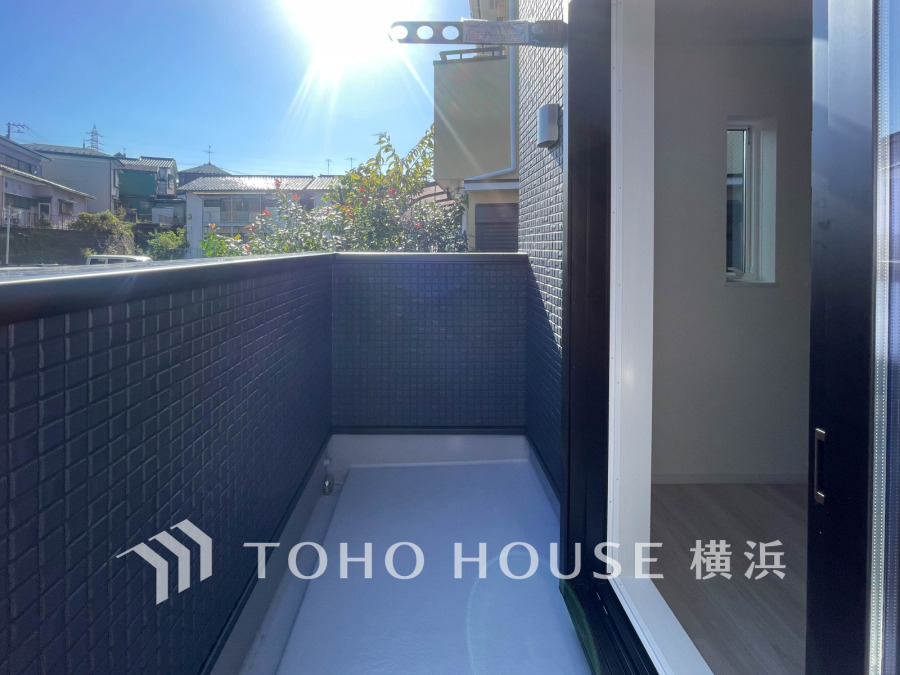 広いバルコニーは、暮らしの中での光と風を演出してくれています。見事なまでの開放的な空間をお楽しみください。