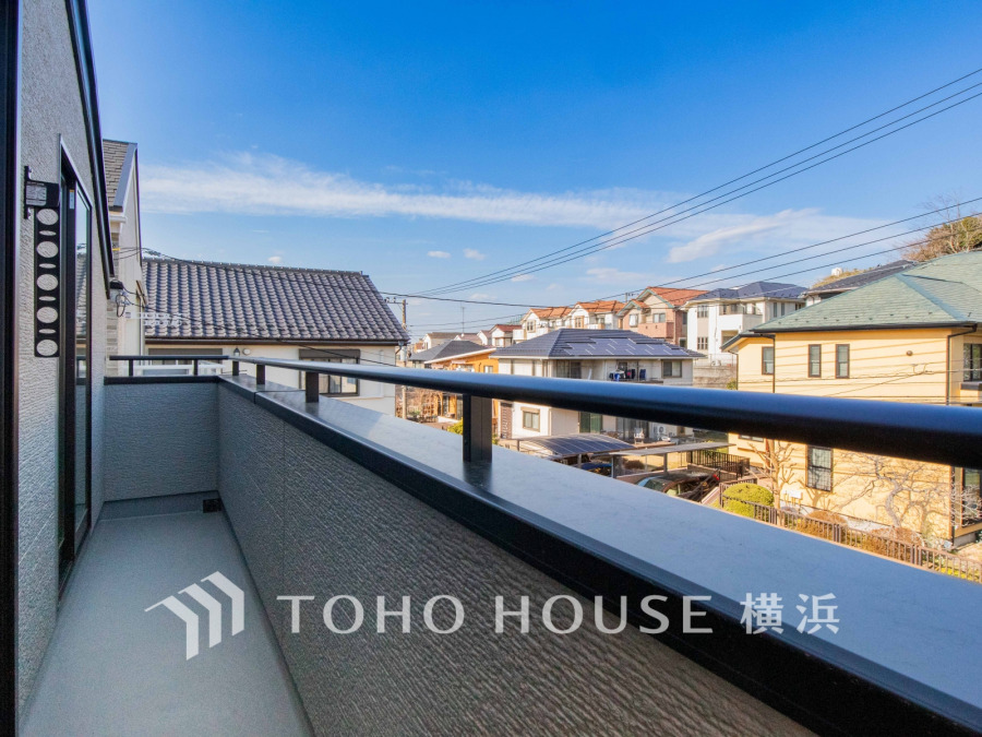 ずっと太陽を感じる事ができるのは、遮るものが視界に無いから。彼方に広がる風景が絵画のように広がります。