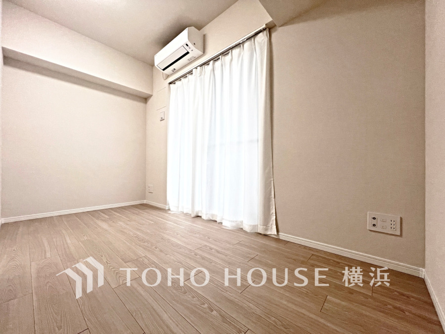 ナチュラルな木目調フローリングと明るいクロスで、清潔感あふれる快適な居室空間を実現しています。