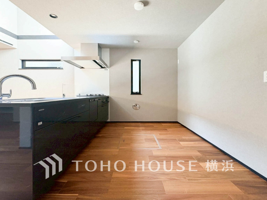 ご家族みんなで調理ができる位のスペースを実現したキッチン空間となっております。みんなで作った料理を召し上がりながらの会話は、自然と笑いが絶えない空間がそこに広がります。