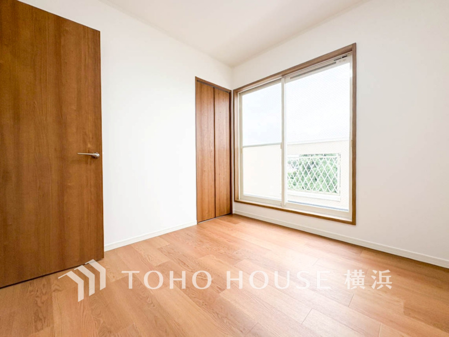 穏やかな風と陽光を導き、プライバシーに配慮された設計プランを採用し、居住性を一段と心地よいものにしています。明るく開放的な空間を演出しております。