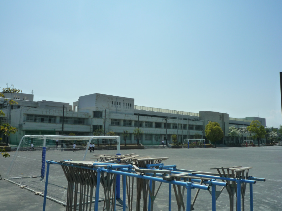 横浜市立秋葉中学校　約1,300ｍ