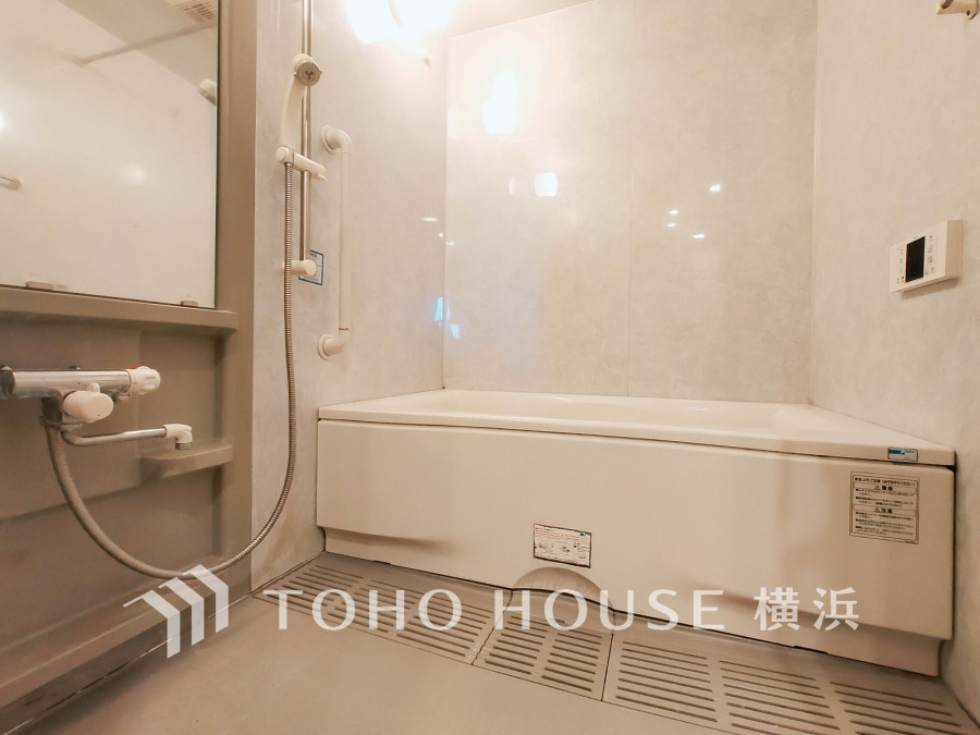 心地よいリラックスを叶える清潔感溢れる美しい空間。快適で機能的なバスルームです。
