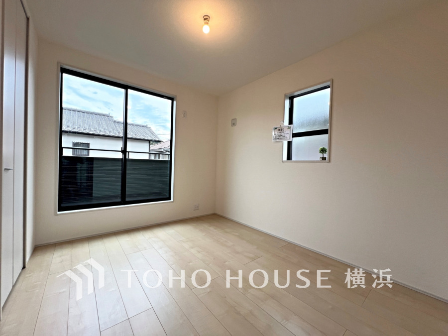 快適に過ごす条件は、一人ひとり違います。飾リ過ぎないシンプルな内装と偏り過ぎないデザインで統一しております。居住していく中でオーナー様だけの【マイホーム】に創り上げて下さい。